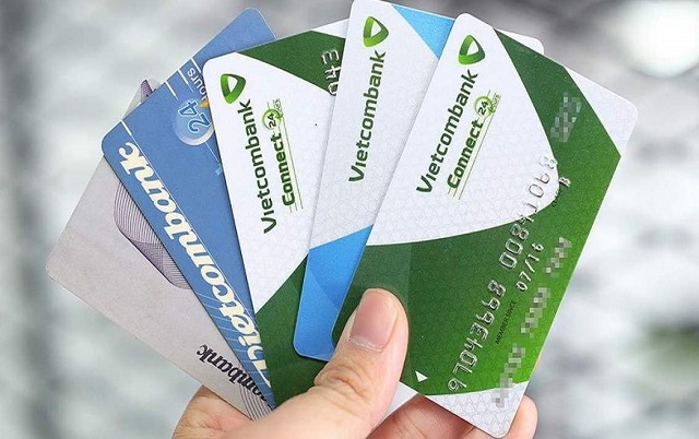 Sử dụng thẻ ATM Vietcombank giao dịch tiền tệ an toàn