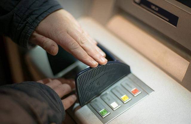 Chú ý các yếu tố an toàn khi kiểm tra số dư trong thẻ ATM