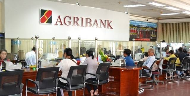 Khách hàng dễ dàng mở thẻ ATM Agribank tại quầy giao dịch