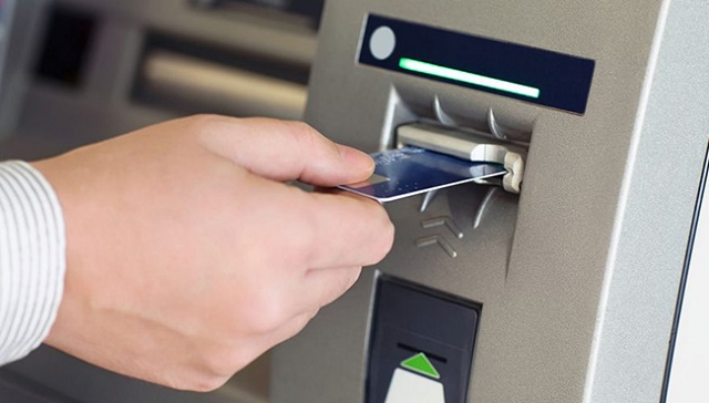 Cách rút tiền tại cây ATM rất đơn giản và tiện lợi.