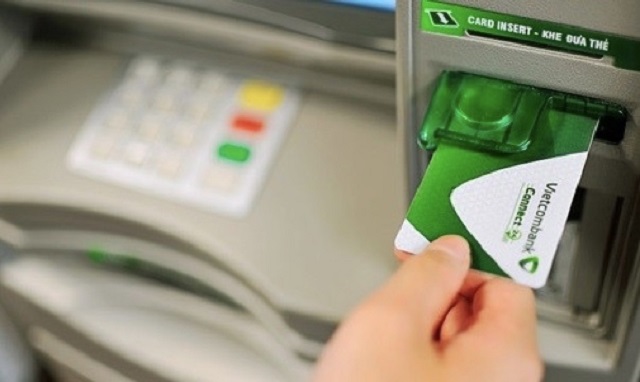 Rút tiền bằng thẻ ATM của ngân hàng Vietcombank