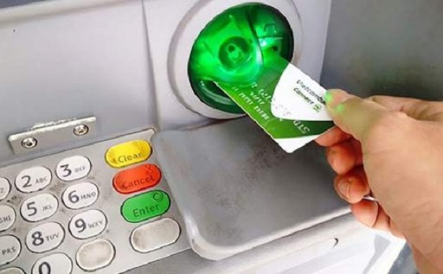 Rút tiền mặt tại cây ATM