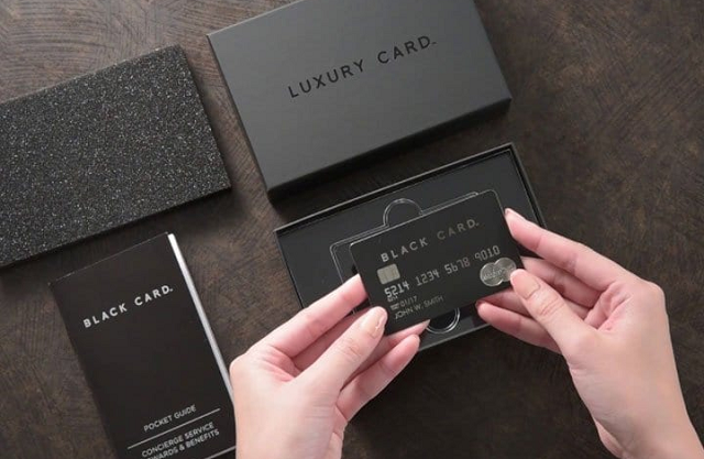 Thẻ tín dụng “màu đen” là gì?