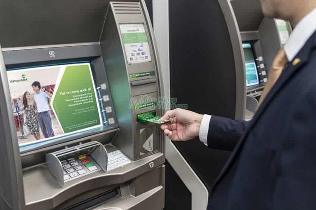 Kích hoạt thẻ Visa Vietcombank tại cây ATM