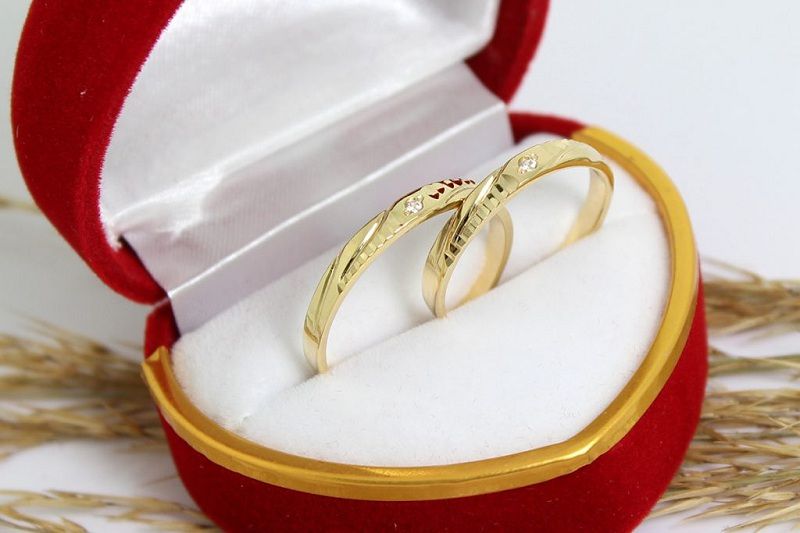 Tại sao nhẫn cưới vàng 18K được ưa chuộng hơn vàng 24K