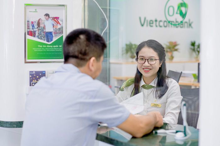 Mở thẻ Visa Signature Vietcombank tại quầy giao dịch